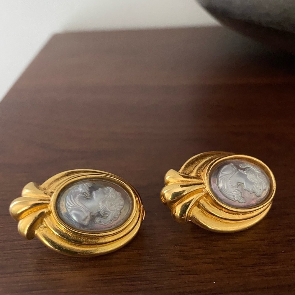 Vintage DIVA cameo gold tone clip on earrings